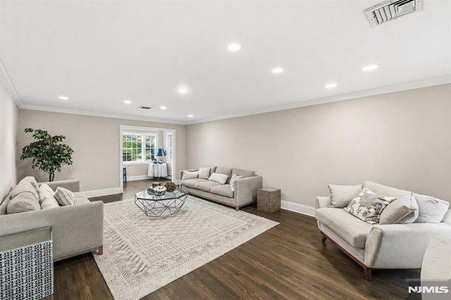 27 Pine Hill Road, Old Tappan, NJ 07675