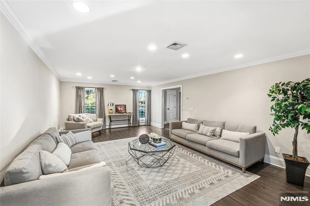 27 Pine Hill Road, Old Tappan, NJ 07675
