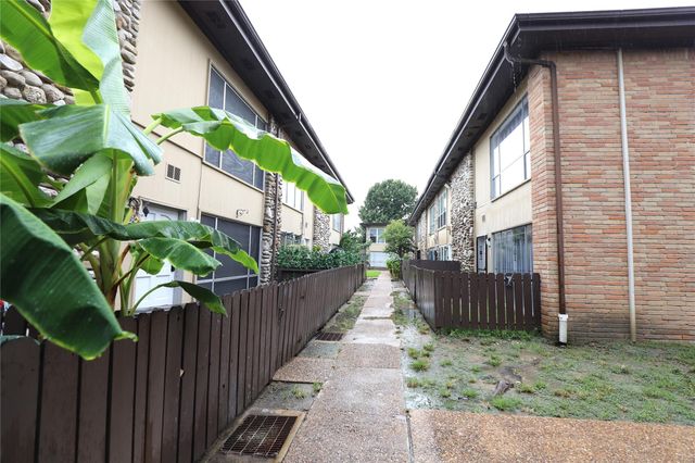 7047 Bissonnet Street 37, Houston, TX 77074