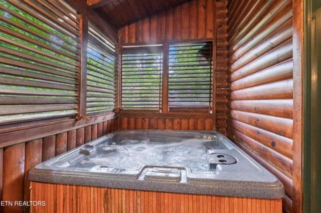 2810 Ridge Creek Circle, Sevierville, TN 37876