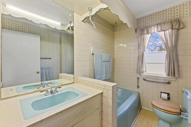 N68W29376 Hartling ROAD, Hartland, WI 53029