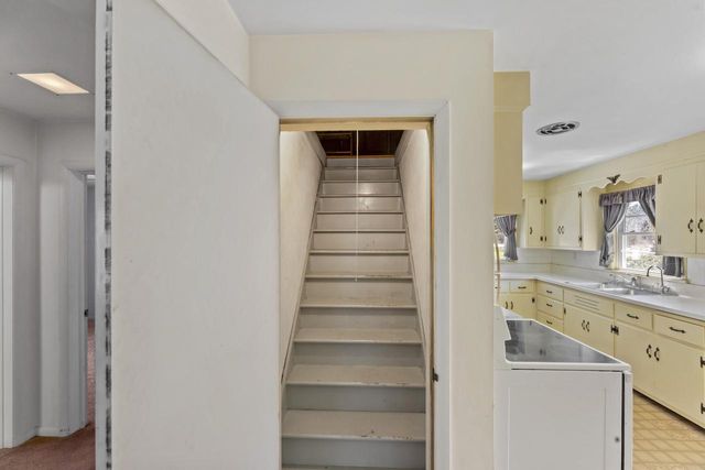 N68W29376 Hartling ROAD, Hartland, WI 53029