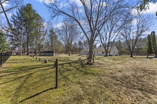 N68W29376 Hartling ROAD, Hartland, WI 53029