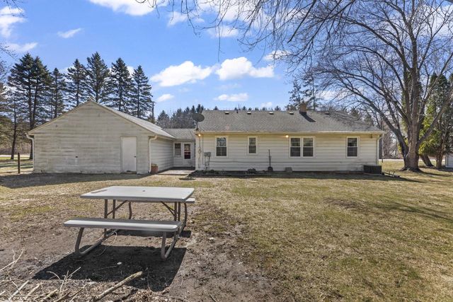 N68W29376 Hartling ROAD, Hartland, WI 53029