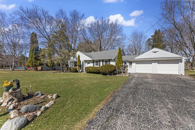 N68W29376 Hartling ROAD, Hartland, WI 53029