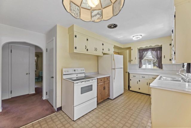 N68W29376 Hartling ROAD, Hartland, WI 53029