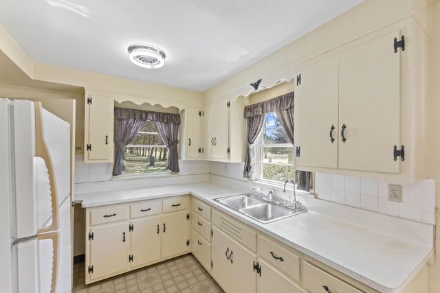 N68W29376 Hartling ROAD, Hartland, WI 53029