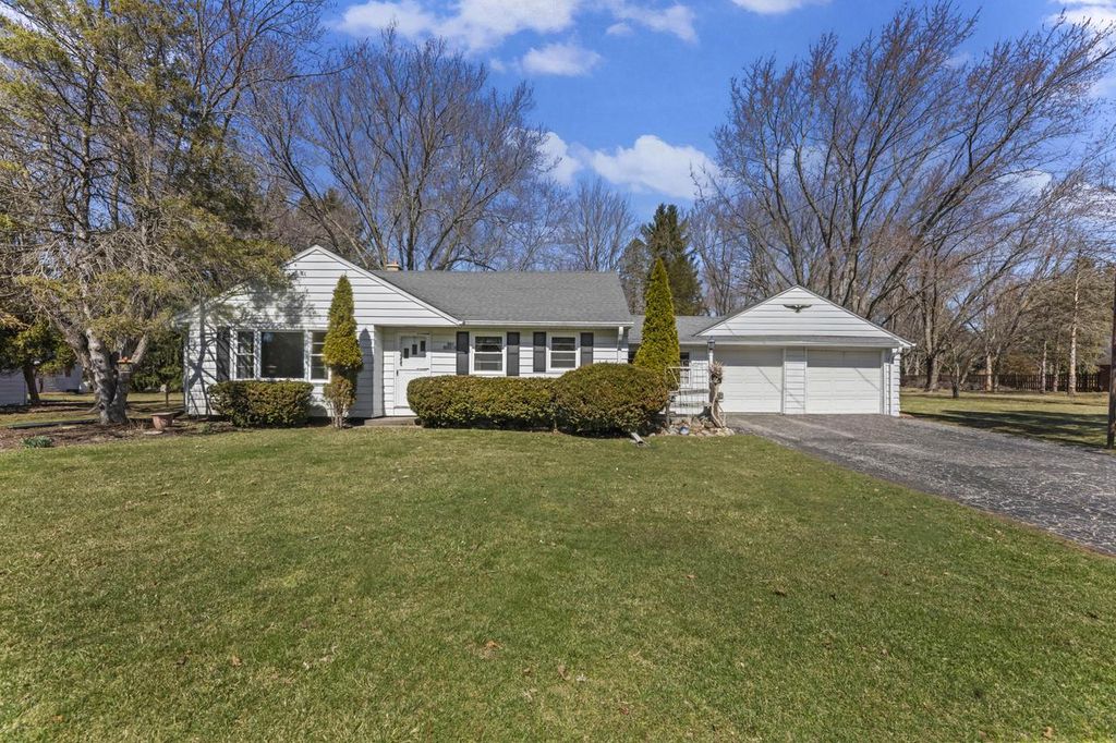 N68W29376 Hartling ROAD, Hartland, WI 53029