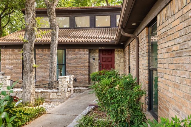 1100 Wayland Drive, Arlington, TX 76012
