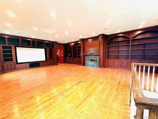 65 Mellow Ln, Jericho, NY 11753