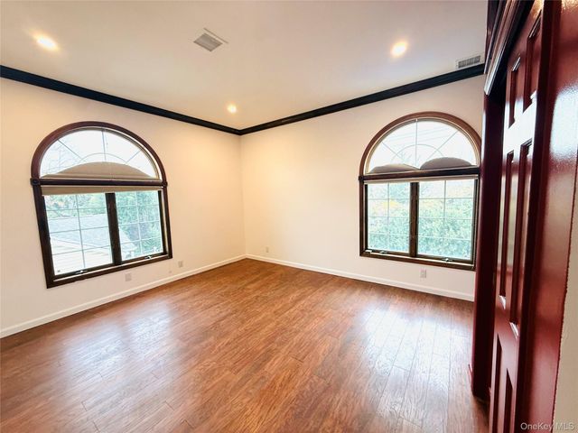 65 Mellow Ln, Jericho, NY 11753