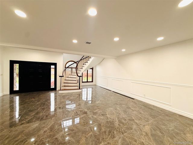 65 Mellow Ln, Jericho, NY 11753