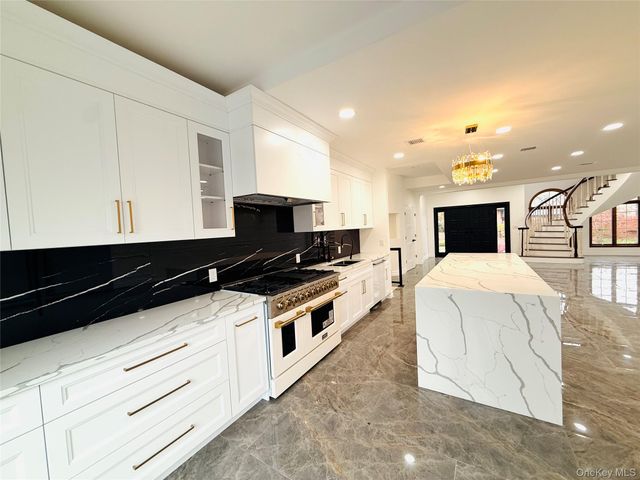 65 Mellow Ln, Jericho, NY 11753
