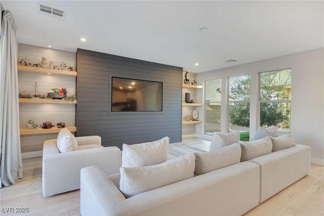 10280 Midnight Meteor Avenue, Las Vegas, NV 89166