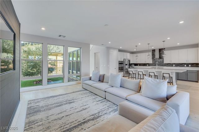 10280 Midnight Meteor Avenue, Las Vegas, NV 89166