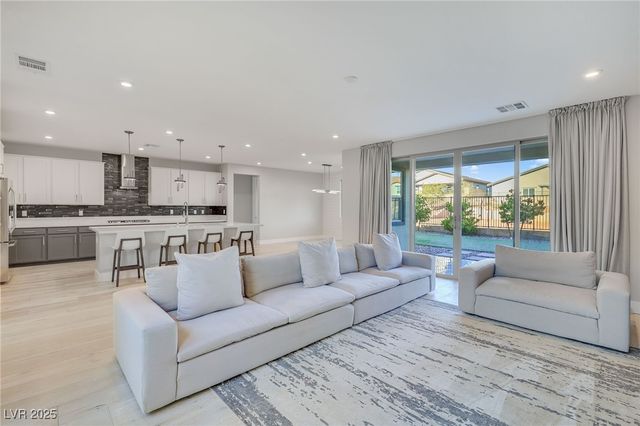 10280 Midnight Meteor Avenue, Las Vegas, NV 89166