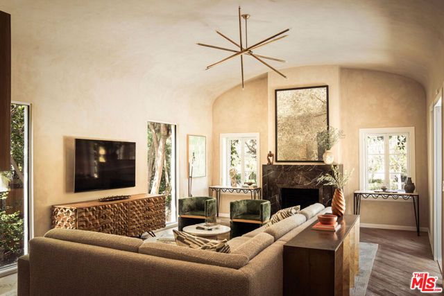 140 N Plymouth Boulevard, Los Angeles, CA 90004