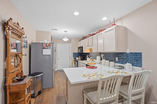 8010 River Park Way, Evansville, IN 47715