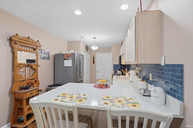 8010 River Park Way, Evansville, IN 47715