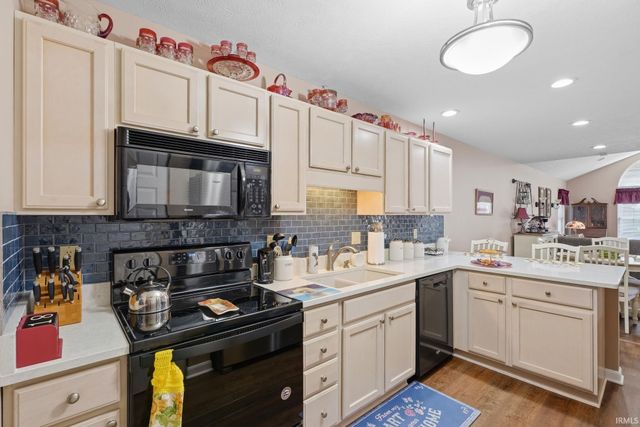 8010 River Park Way, Evansville, IN 47715