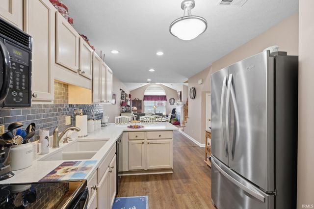 8010 River Park Way, Evansville, IN 47715
