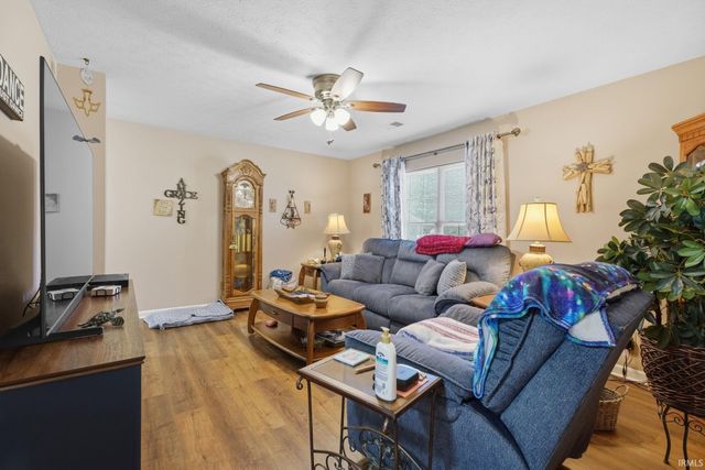 8010 River Park Way, Evansville, IN 47715