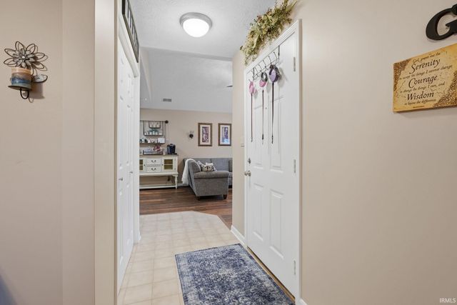 8010 River Park Way, Evansville, IN 47715