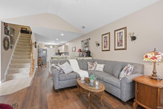 8010 River Park Way, Evansville, IN 47715