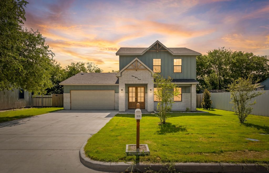 919 SW 3rd Avenue, Mineral Wells, TX 76067