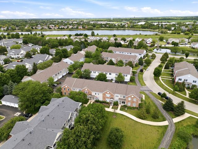 185 Springbrook Trail S, Oswego, IL 60543