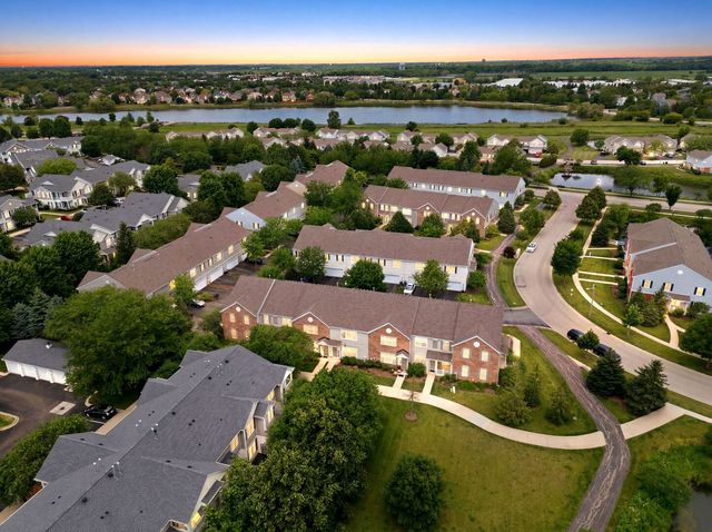 185 Springbrook Trail S, Oswego, IL 60543