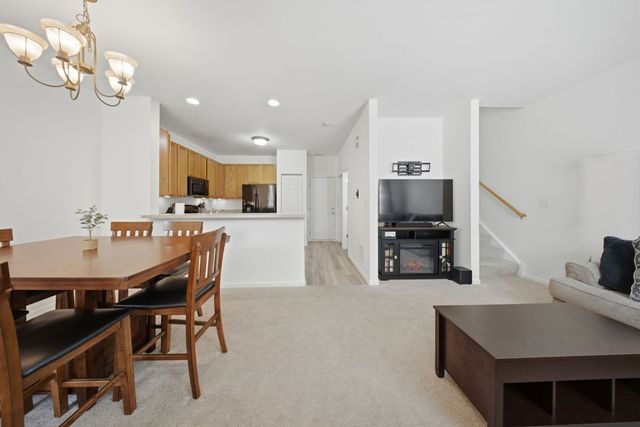 185 Springbrook Trail S, Oswego, IL 60543