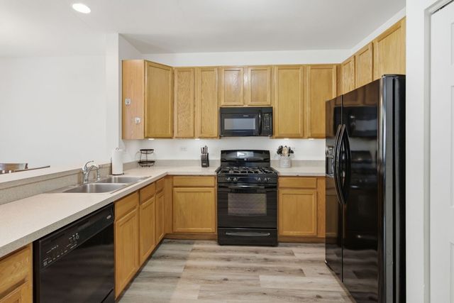 185 Springbrook Trail S, Oswego, IL 60543