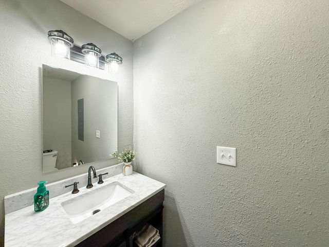 236 N Division St, Seymour, MO 65746