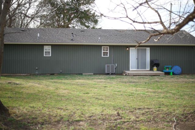 236 N Division St, Seymour, MO 65746