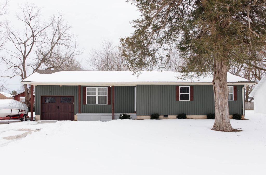 236 N Division St, Seymour, MO 65746