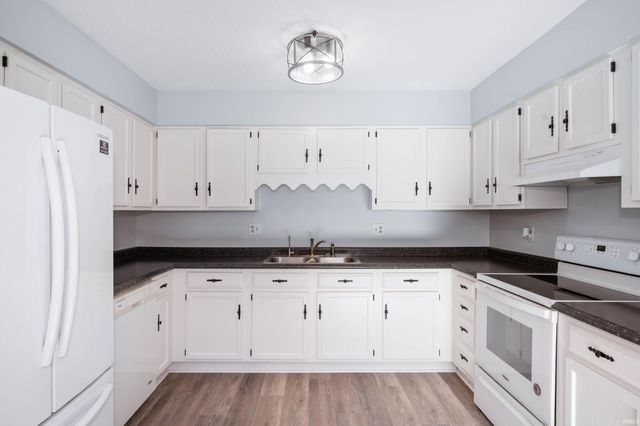 910 S Devonshire Road, Yorktown, IN 47396