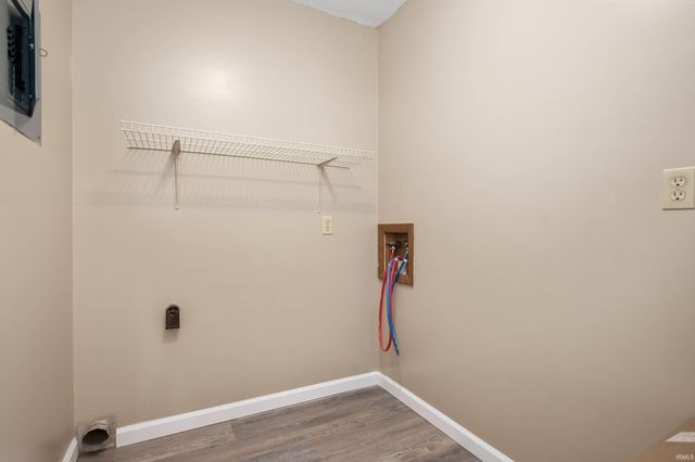 910 S Devonshire Road, Yorktown, IN 47396