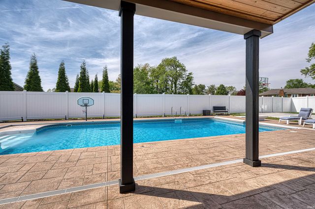 4298 Huntington Ridge Circle, Newburgh, IN 47630