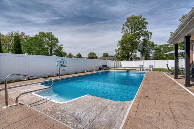 4298 Huntington Ridge Circle, Newburgh, IN 47630