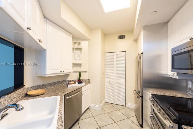 888 Brickell Key Dr 2201, Miami, FL 33131