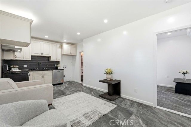 18114 Schoenborn, Northridge (los Angeles), CA 91325