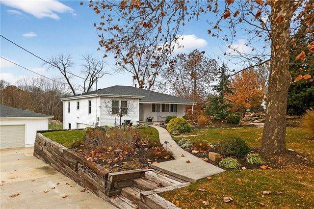 8116 NW Hampton Road, Kansas City, MO 64152