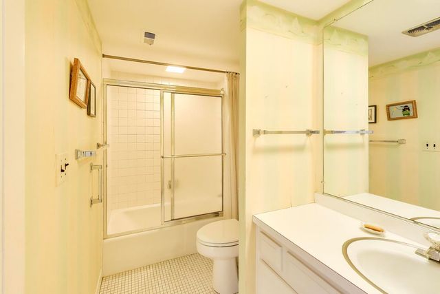 1845 Tanglewood Drive 3D, Glenview, IL 60025