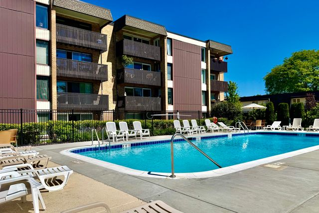 1845 Tanglewood Drive 3D, Glenview, IL 60025