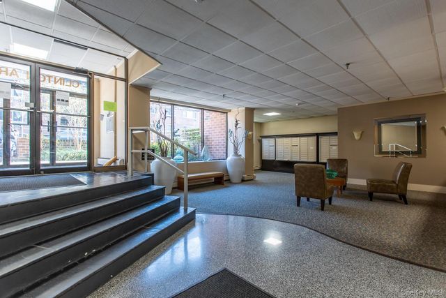 100 Clinton Avenue 1V, Mineola, NY 11501