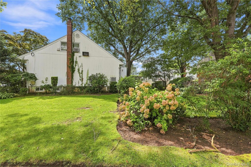2 Longview Avenue, North Woodmere, NY 11581 — photo 4