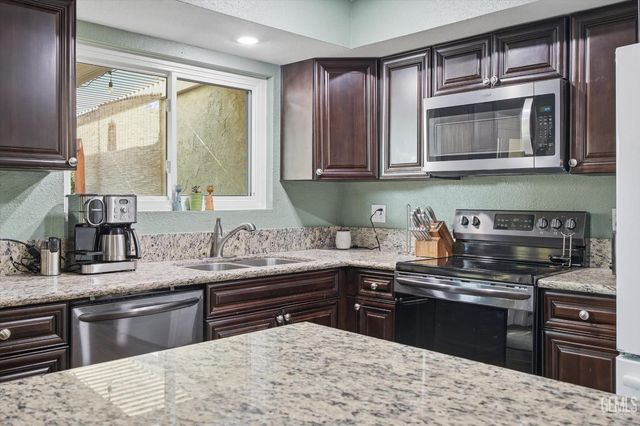 930 Olive Drive 15, Bakersfield, CA 93308