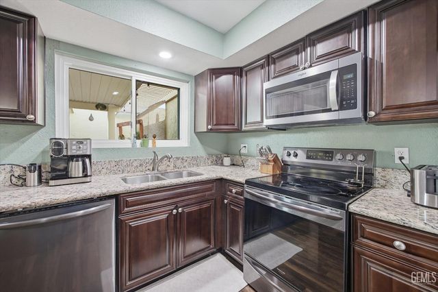 930 Olive Drive 15, Bakersfield, CA 93308