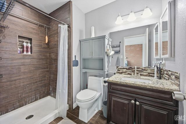 930 Olive Drive 15, Bakersfield, CA 93308